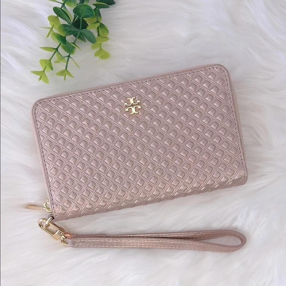 Tory Burch Metallic Rose Gold Quilted Wristlet‎